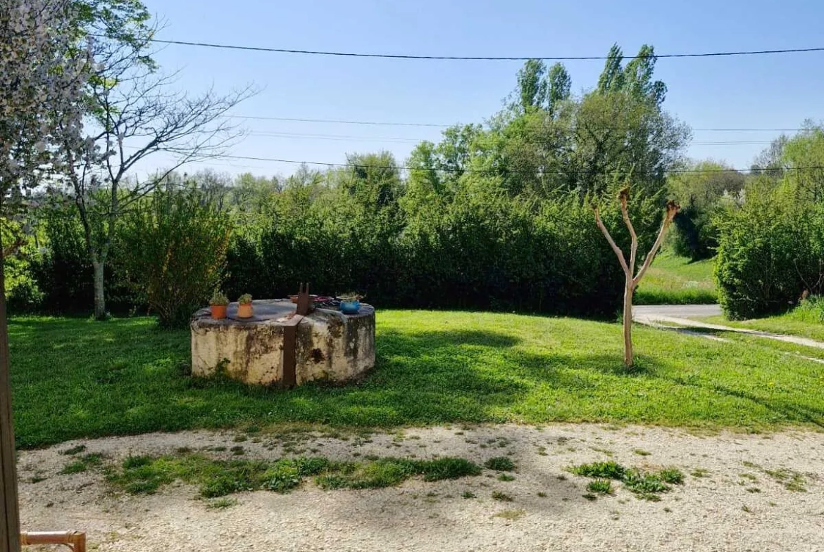 Maison à rénover avec dépendance sur 3024 m² à Ste Radegonde 