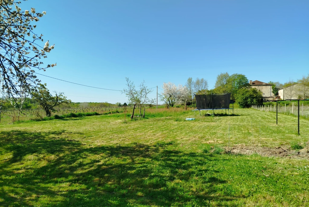 Maison à rénover avec dépendance sur 3024 m² à Ste Radegonde 