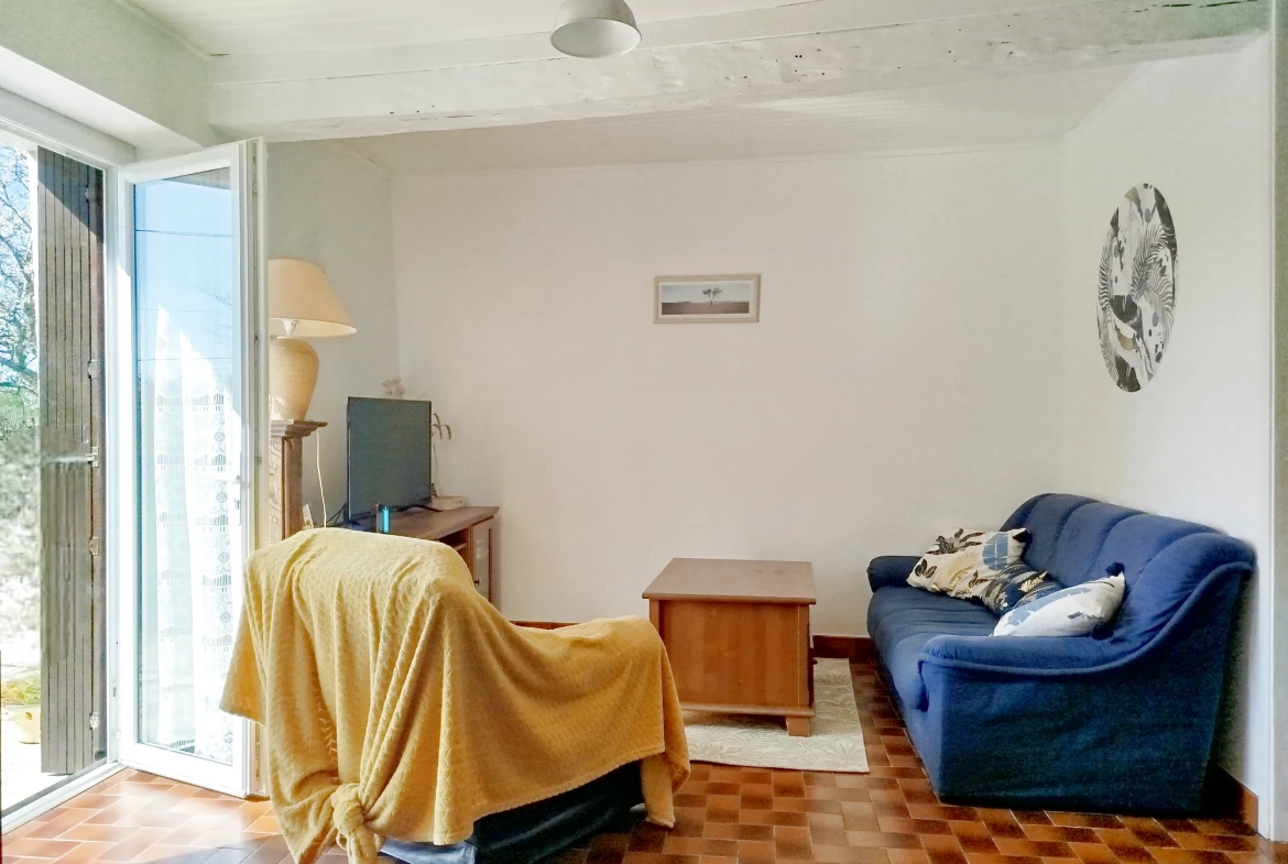 Maison à rénover avec dépendance sur 3024 m² à Ste Radegonde 