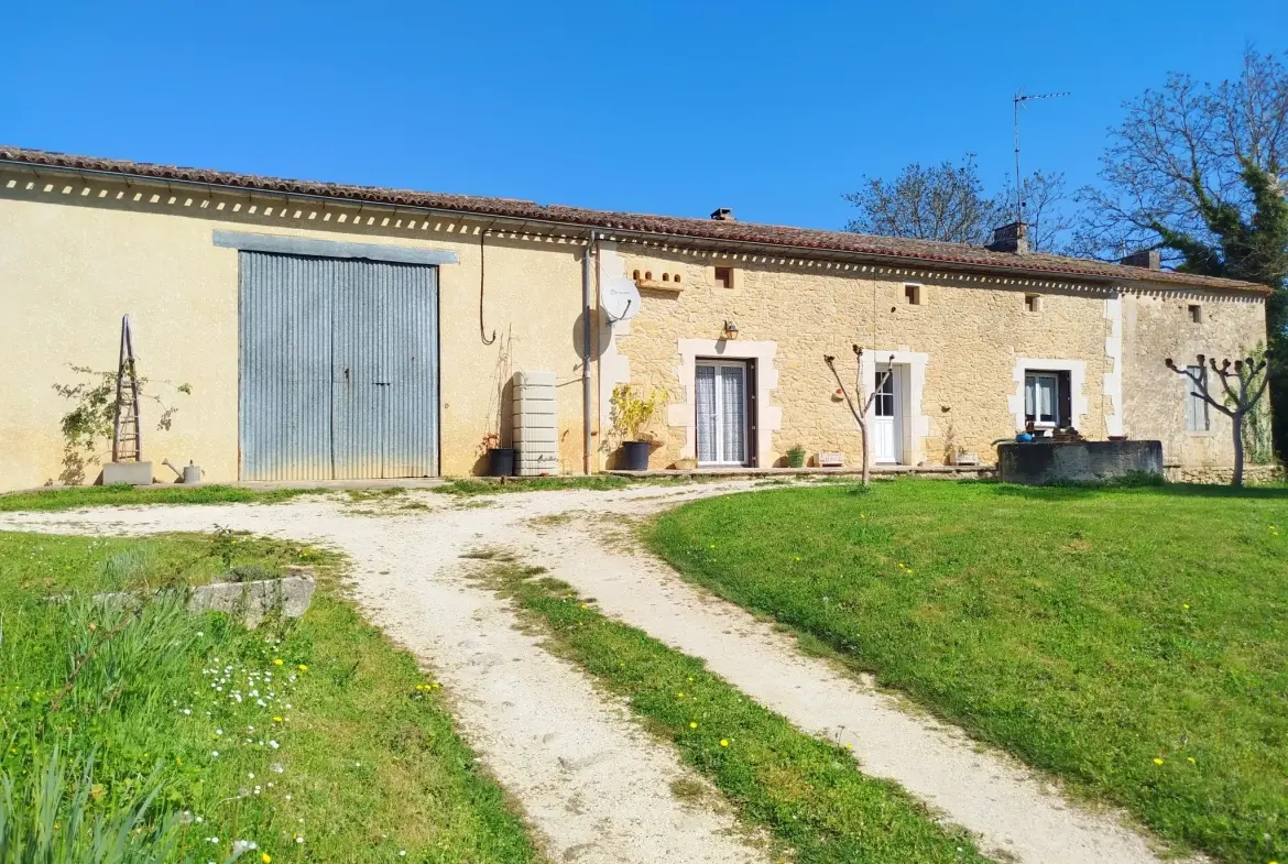 Maison à rénover avec dépendance sur 3024 m² à Ste Radegonde 