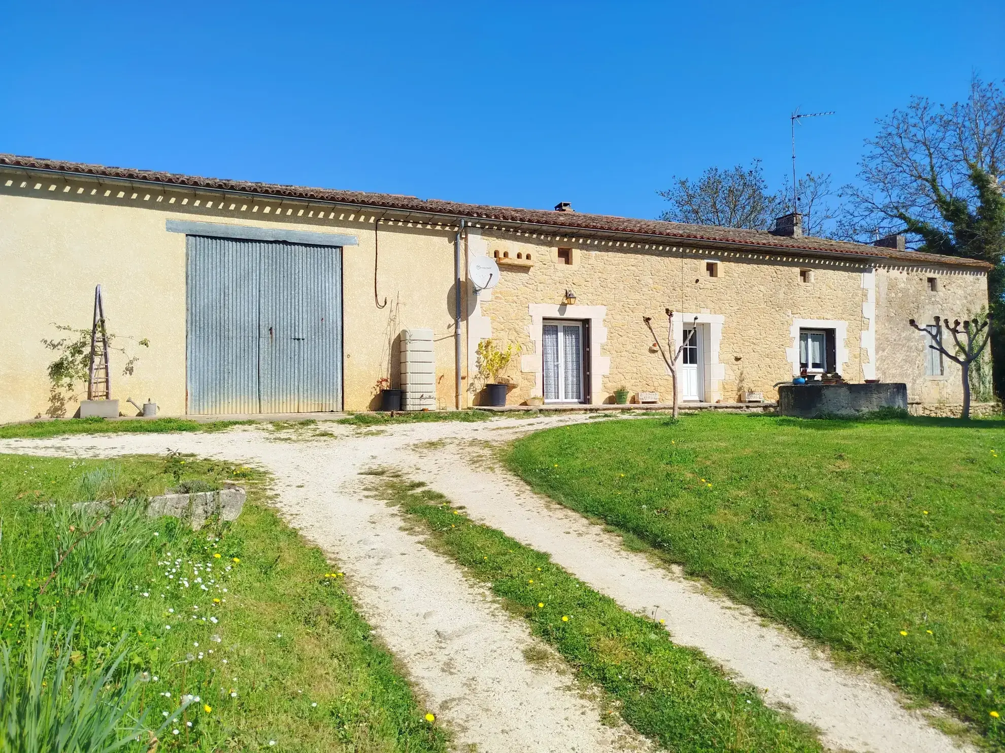 Maison à rénover avec dépendance sur 3024 m² à Ste Radegonde 