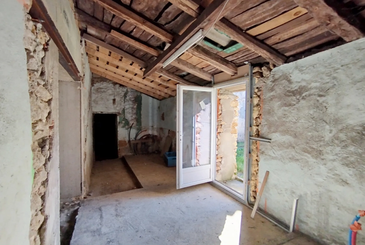 Maison à rénover avec dépendance sur 3024 m² à Ste Radegonde 