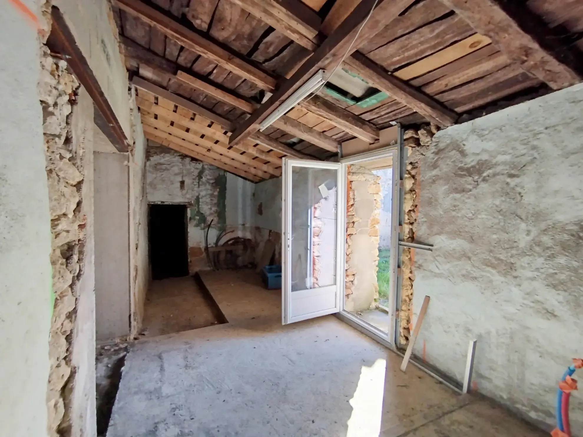 Maison à rénover avec dépendance sur 3024 m² à Ste Radegonde 