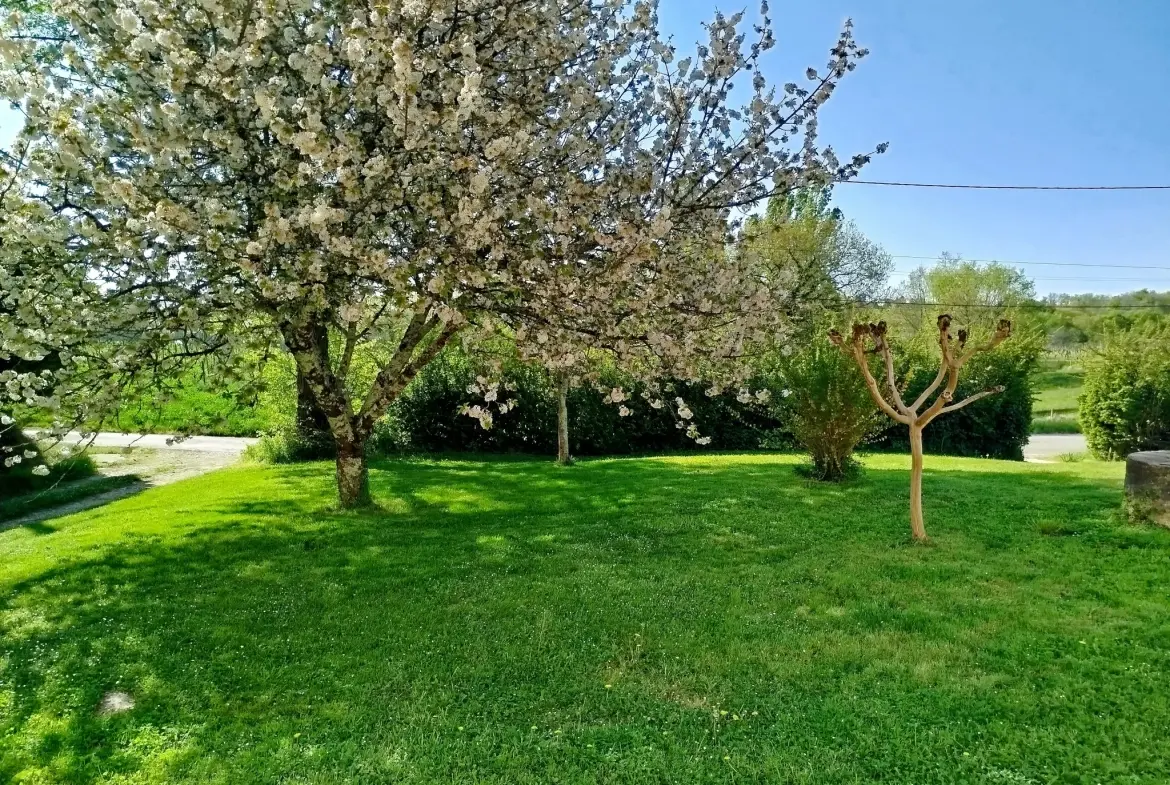 Maison à rénover avec dépendance sur 3024 m² à Ste Radegonde 