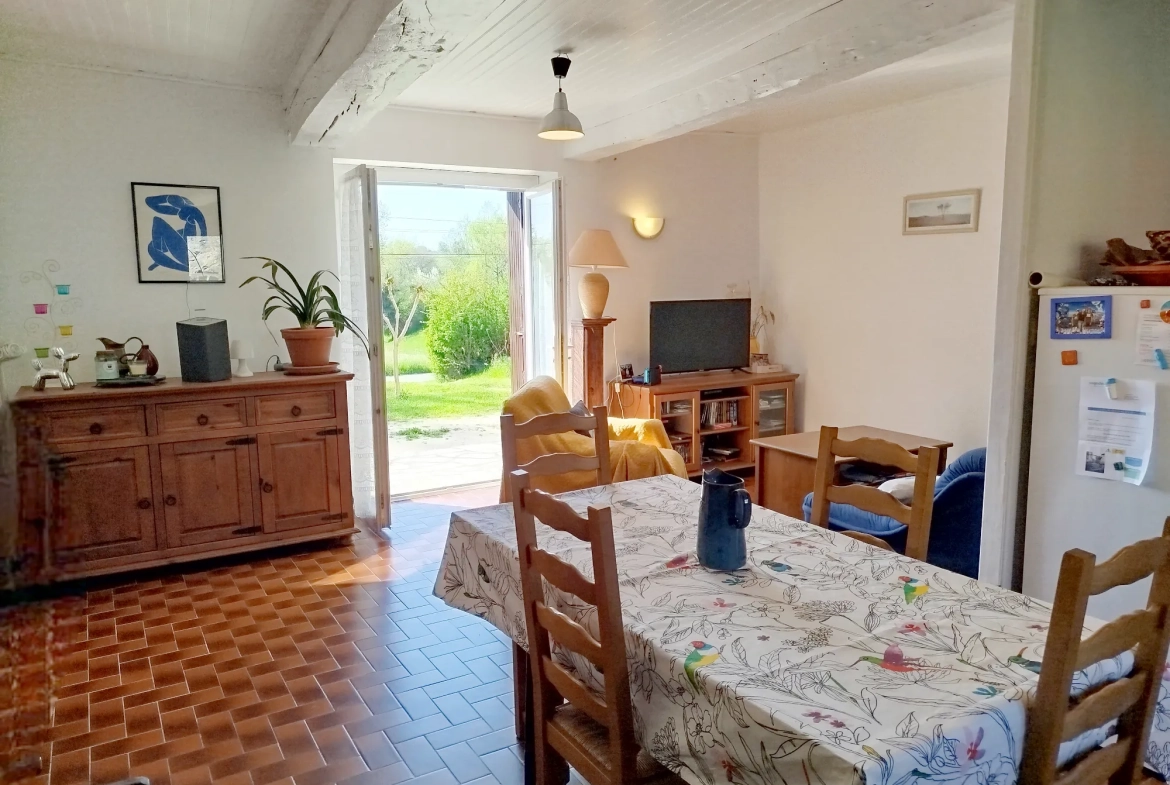 Maison à rénover avec dépendance sur 3024 m² à Ste Radegonde 