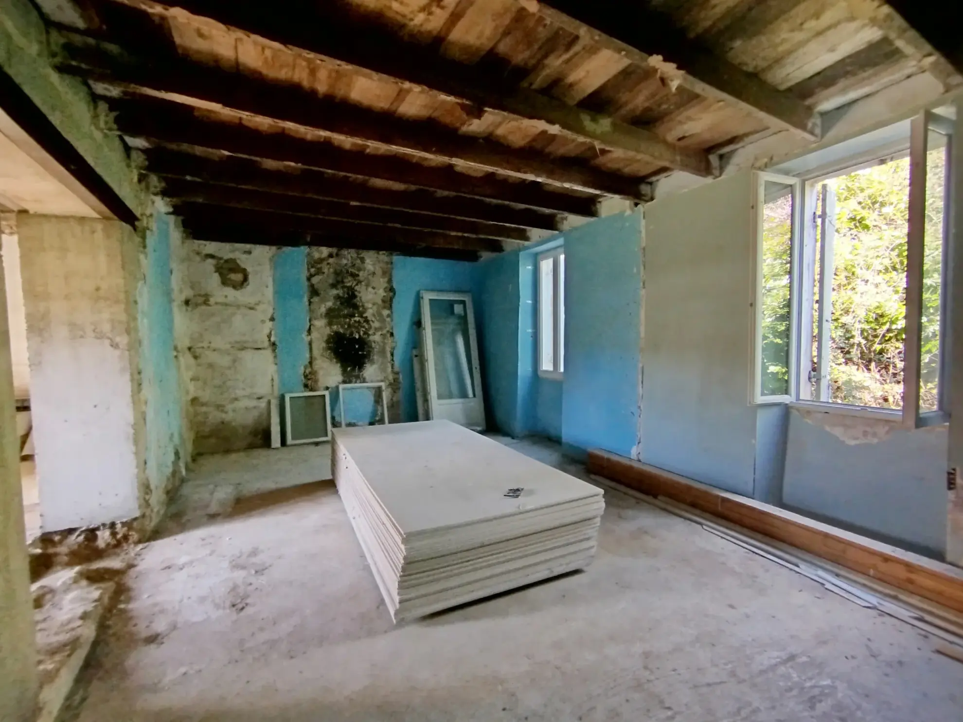 Maison à rénover avec dépendance sur 3024 m² à Ste Radegonde 