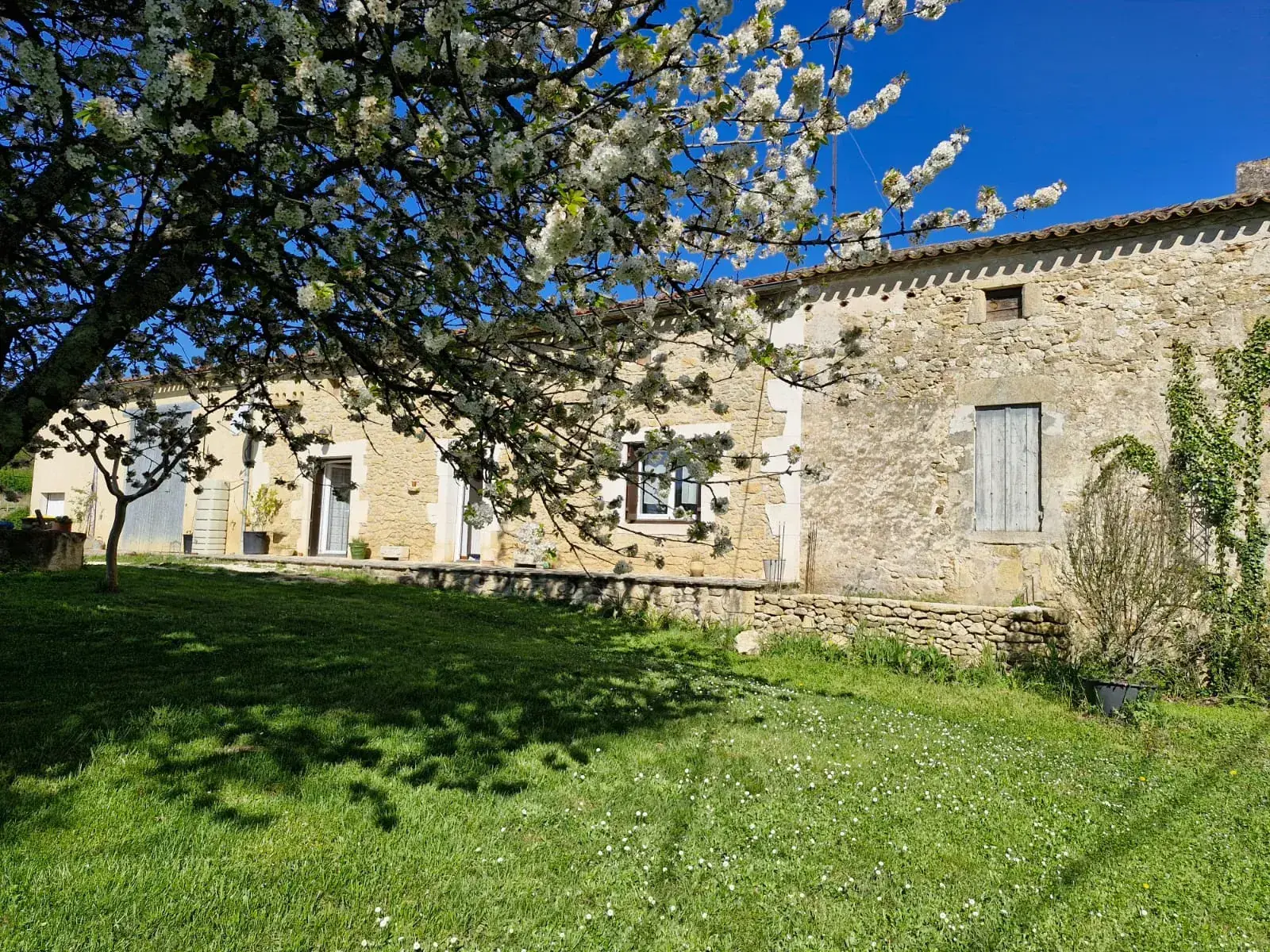Maison à rénover avec dépendance sur 3024 m² à Ste Radegonde 