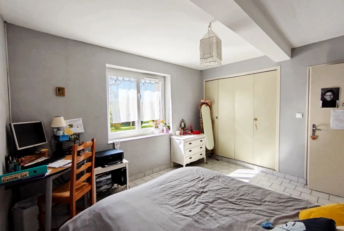 Maison à rénover avec dépendance sur 3024 m² à Ste Radegonde 