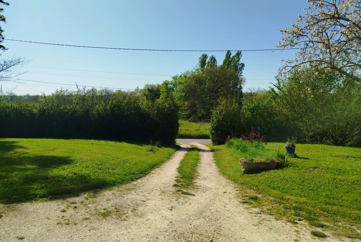 Maison à rénover avec dépendance sur 3024 m² à Ste Radegonde 