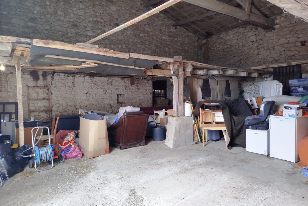 Maison à rénover avec dépendance sur 3024 m² à Ste Radegonde 