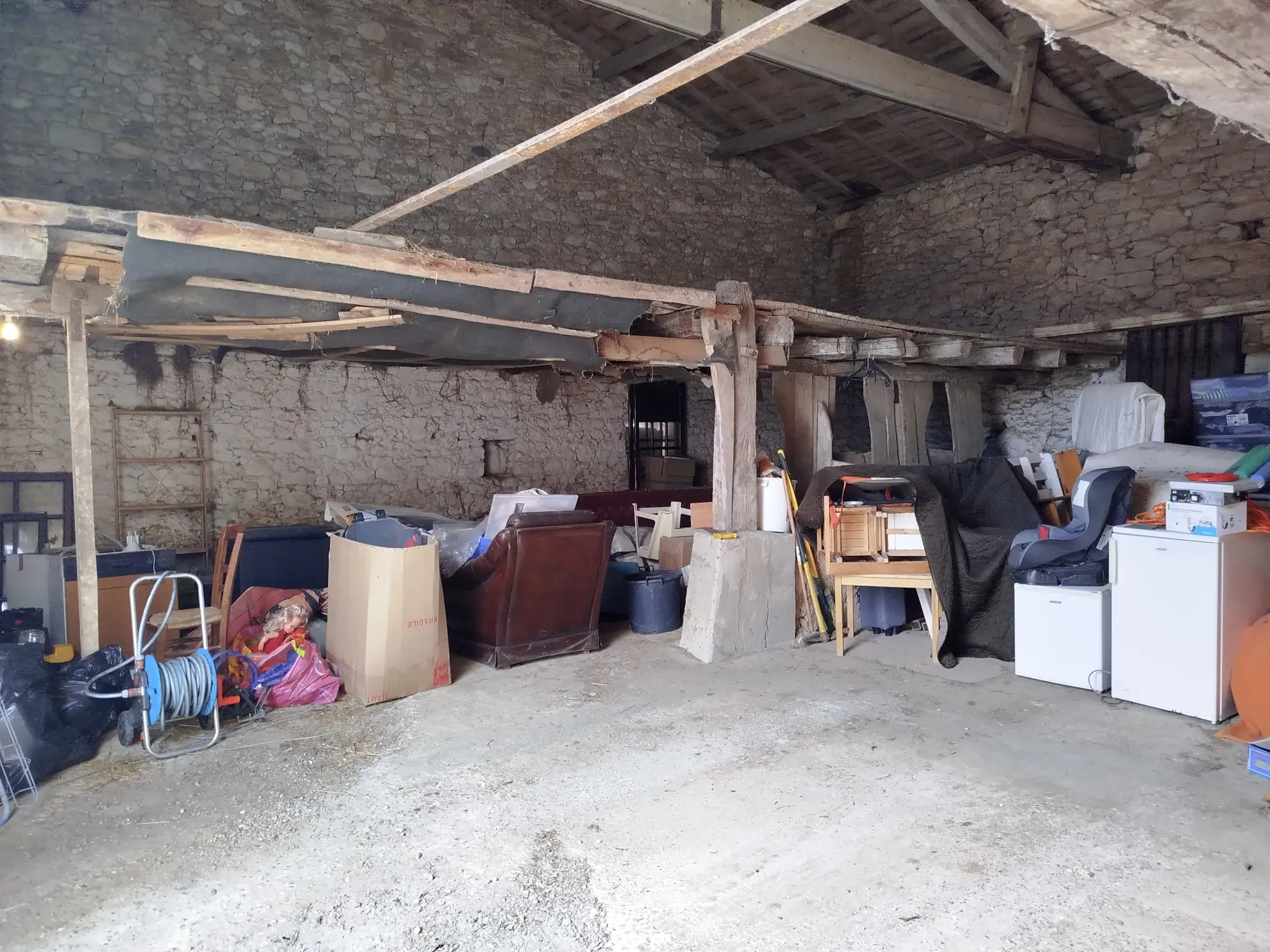 Maison à rénover avec dépendance sur 3024 m² à Ste Radegonde 