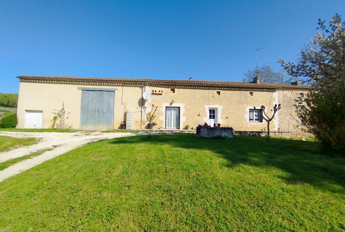 Maison à rénover avec dépendance sur 3024 m² à Ste Radegonde 