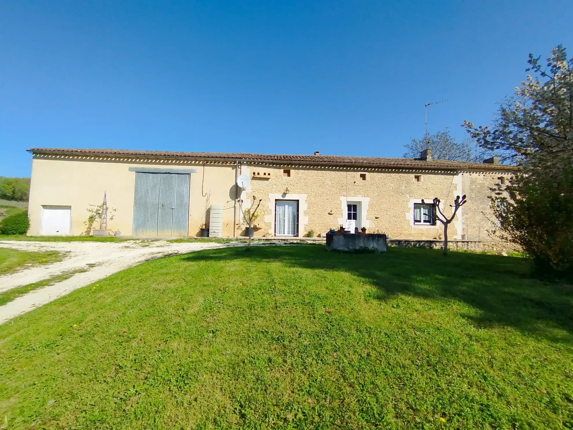 Maison à rénover avec dépendance sur 3024 m² à Ste Radegonde 