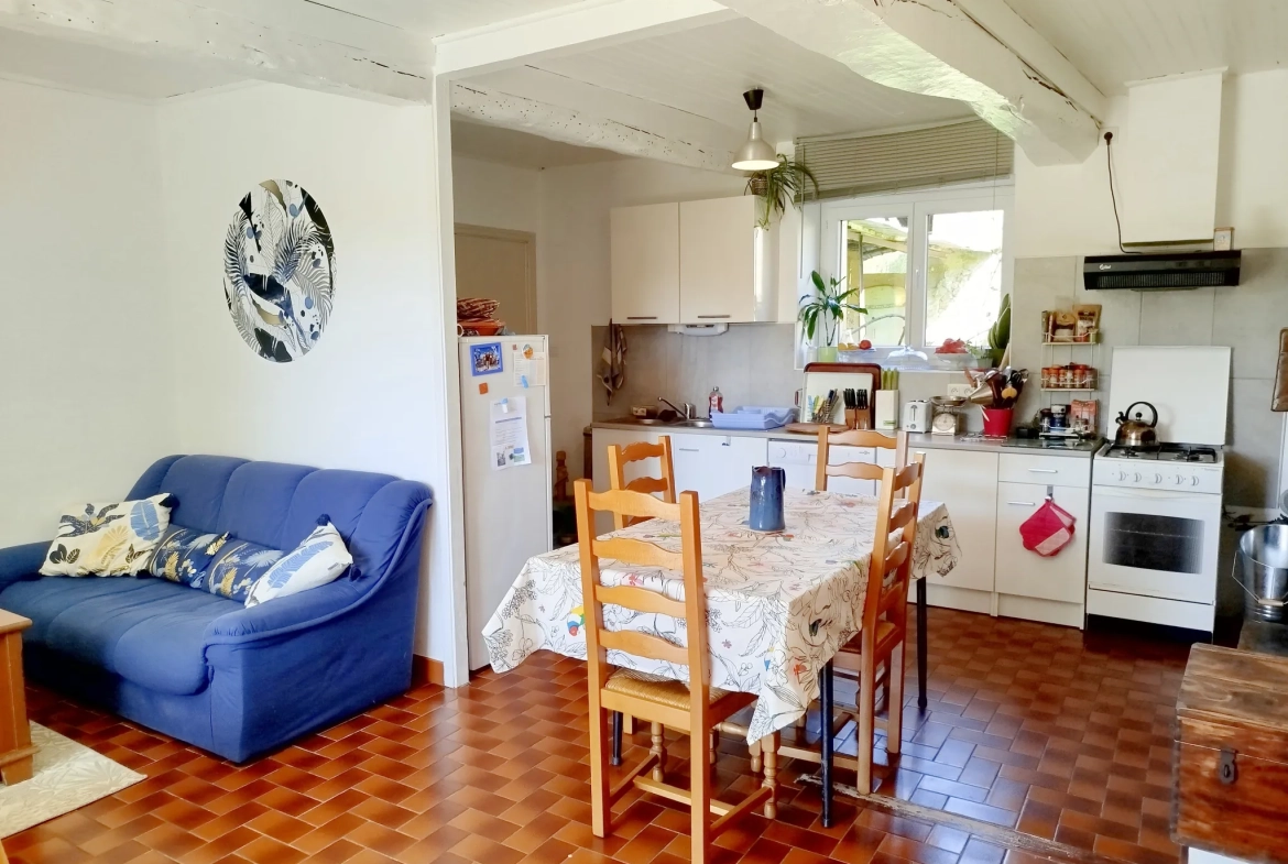 Maison à rénover avec dépendance sur 3024 m² à Ste Radegonde 