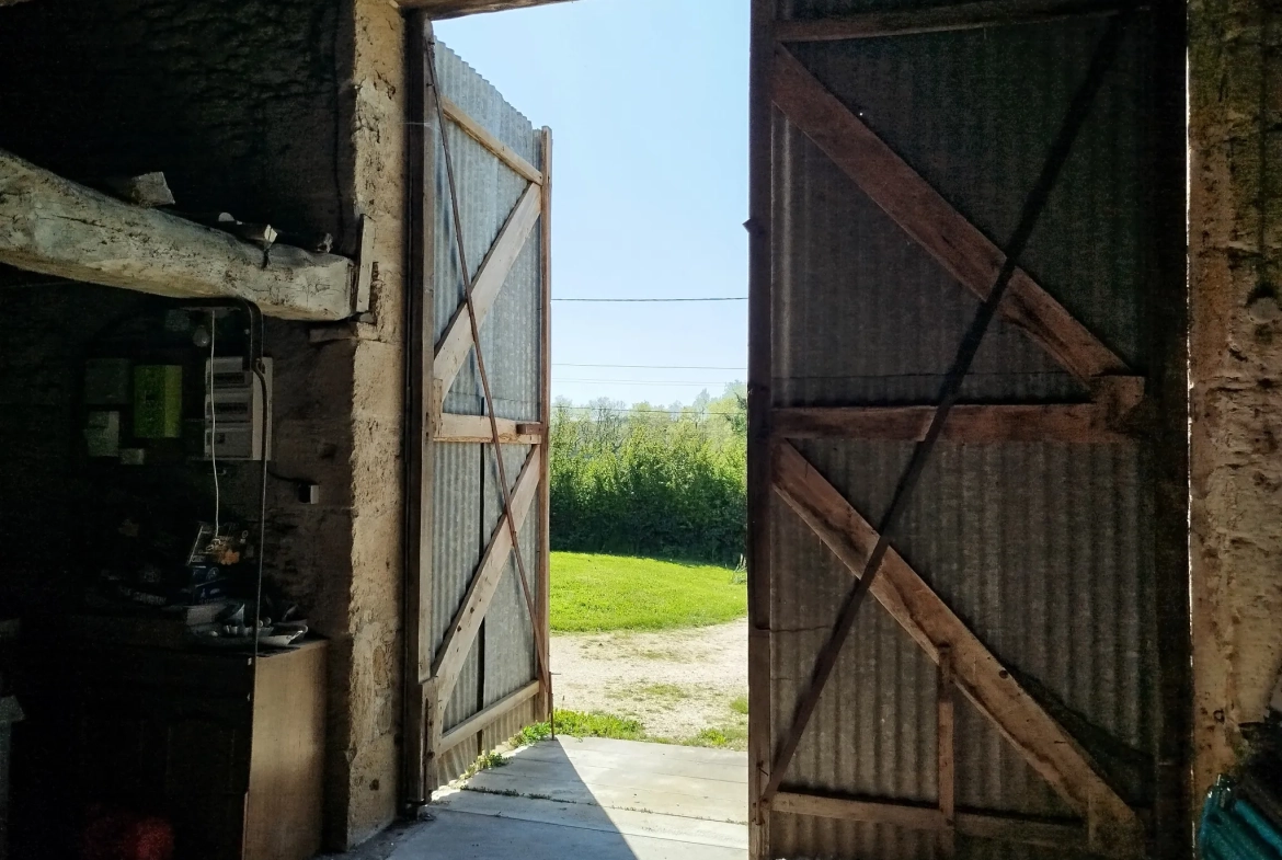 Maison à rénover avec dépendance sur 3024 m² à Ste Radegonde 