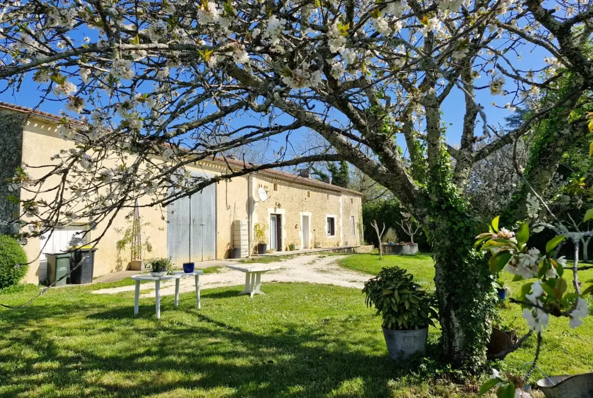 Maison à rénover avec dépendance sur 3024 m² à Ste Radegonde 