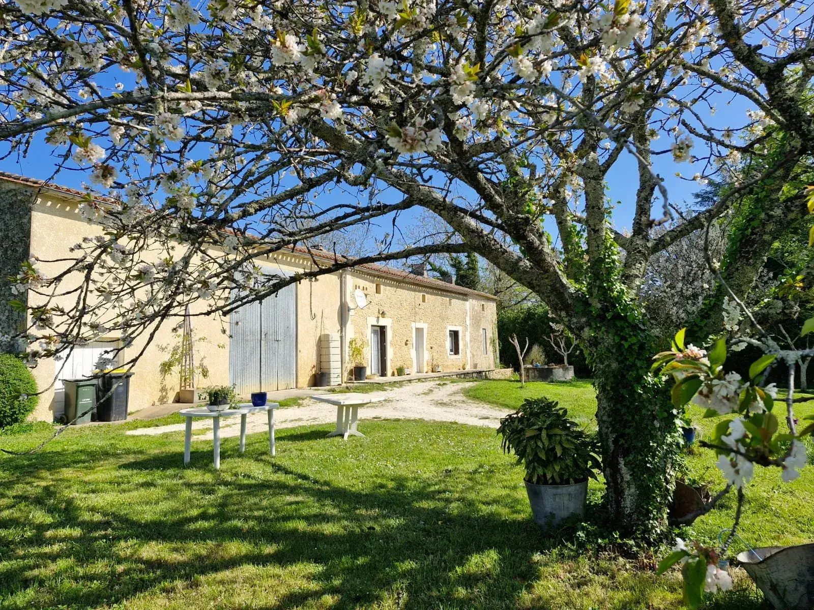 Maison à rénover avec dépendance sur 3024 m² à Ste Radegonde 