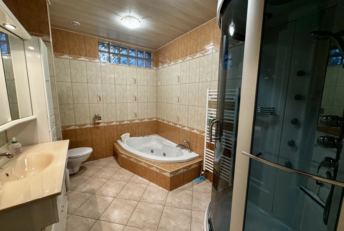 Maison mitoyenne de 143,29 m² avec dépendance, garage et jardin à Freyming-Merlebach 