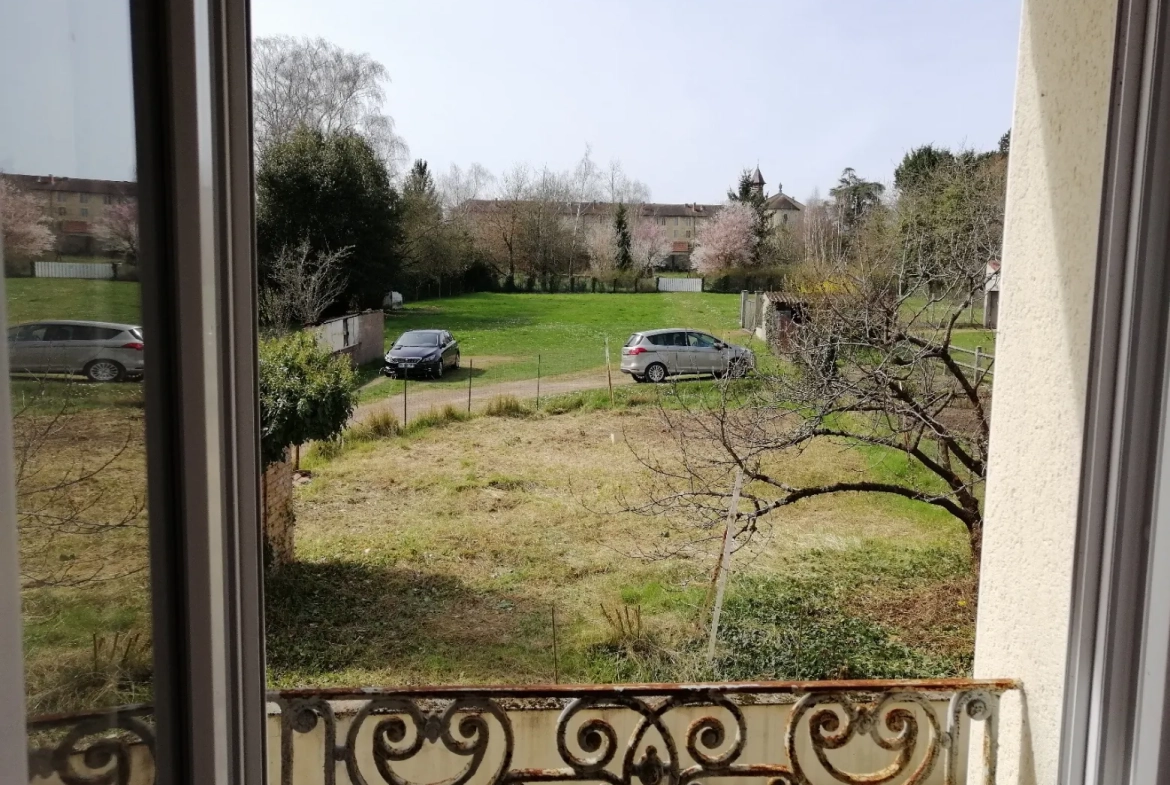 Immeuble rénové à Nevers avec 4 logements et jardin – Opportunité d'investissement 