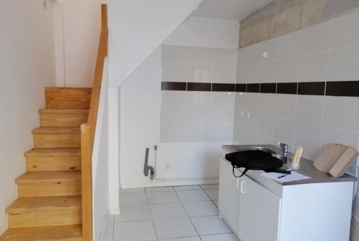 Immeuble rénové à Nevers avec 4 logements et jardin – Opportunité d'investissement 