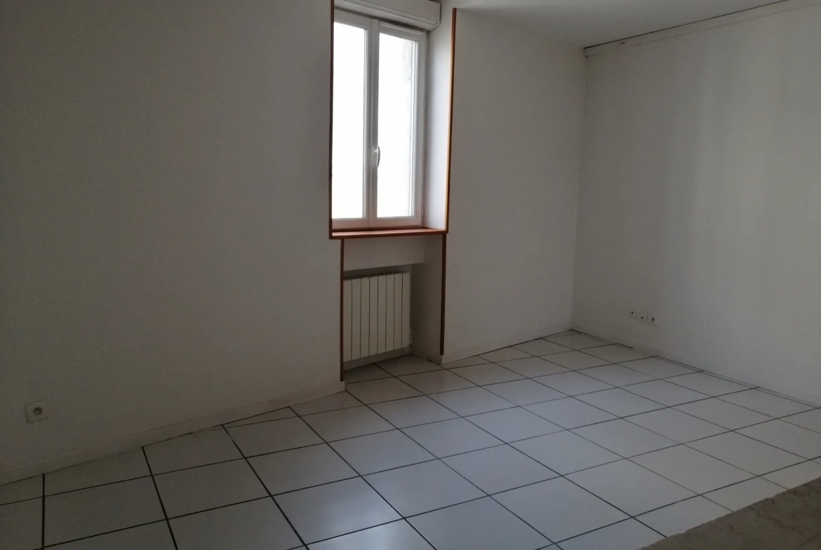 Immeuble rénové à Nevers avec 4 logements et jardin – Opportunité d'investissement 