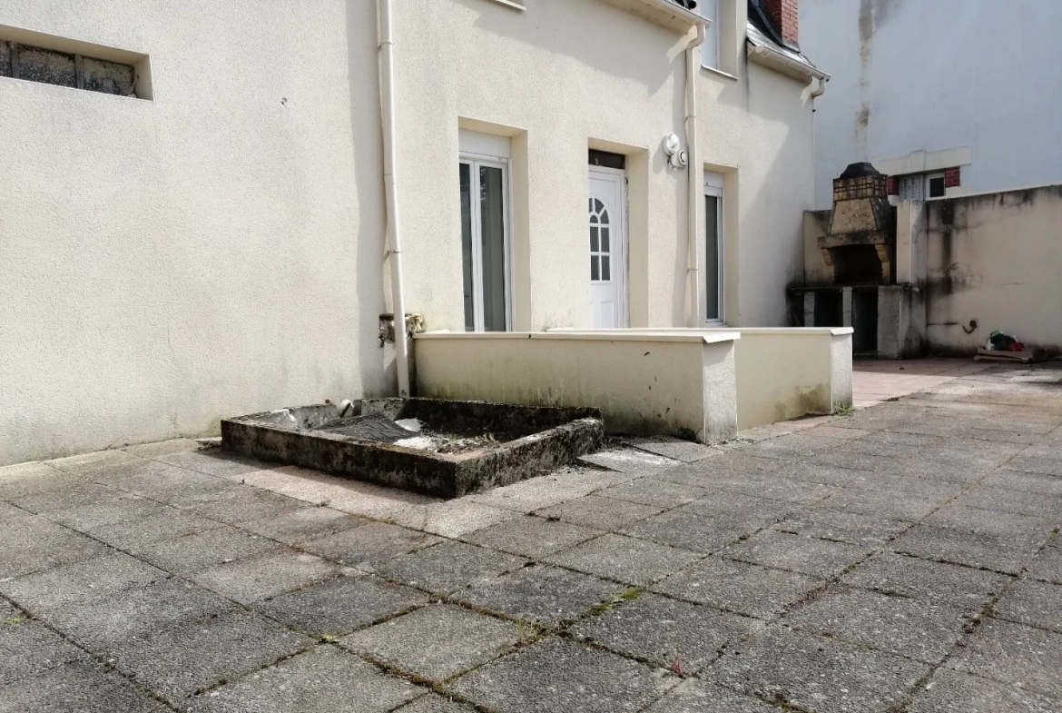 Immeuble rénové à Nevers avec 4 logements et jardin – Opportunité d'investissement 