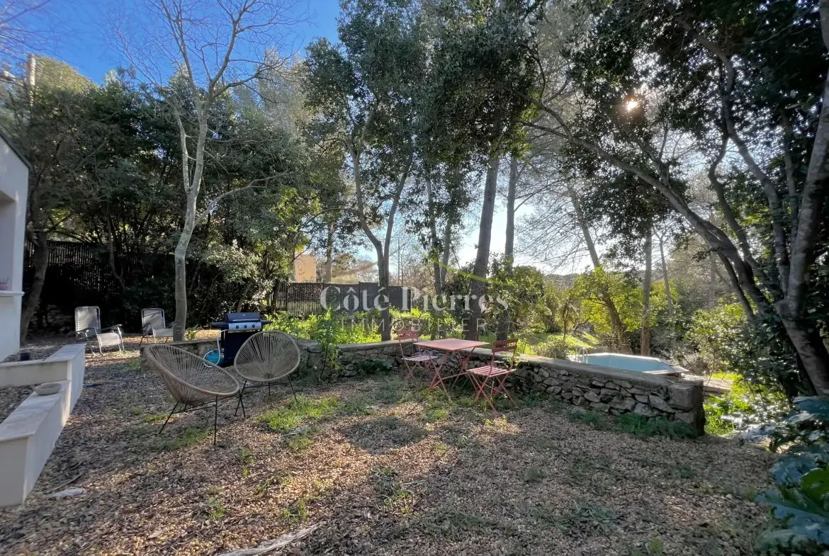 Superbe mazet à Nîmes avec terrain boisé de 1400 m² - Idéal pied-à-terre ou location saisonnière 