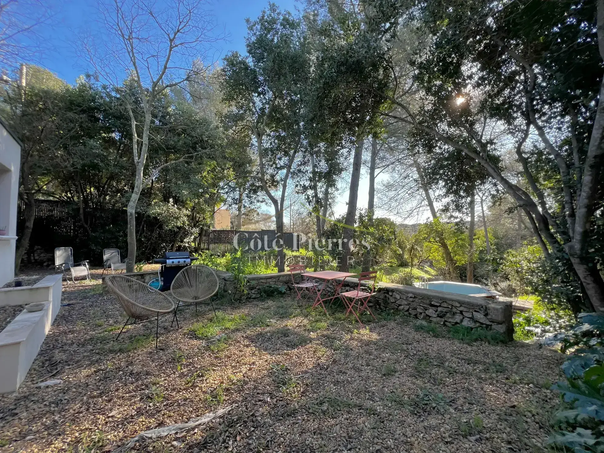 Superbe mazet à Nîmes avec terrain boisé de 1400 m² - Idéal pied-à-terre ou location saisonnière 