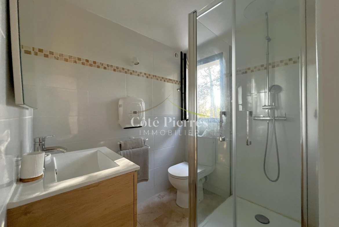Superbe mazet à Nîmes avec terrain boisé de 1400 m² - Idéal pied-à-terre ou location saisonnière 