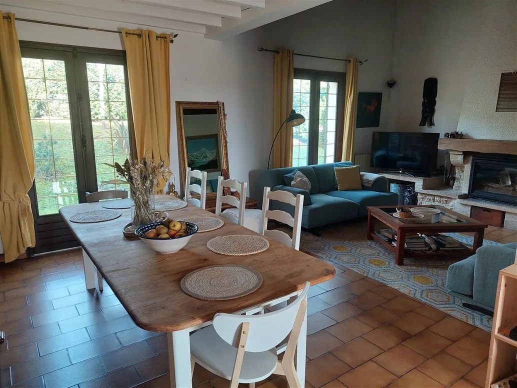 Maison à vendre de 135 m² avec piscine et terrain arboré à Budos, proche Illats 