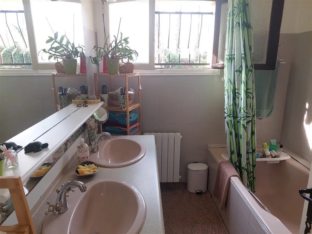 Maison à vendre de 135 m² avec piscine et terrain arboré à Budos, proche Illats 