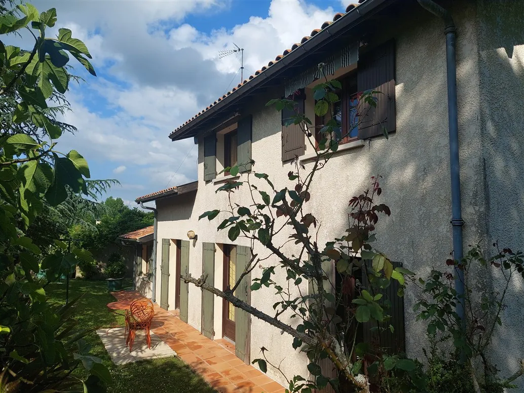 Maison à vendre de 135 m² avec piscine et terrain arboré à Budos, proche Illats 
