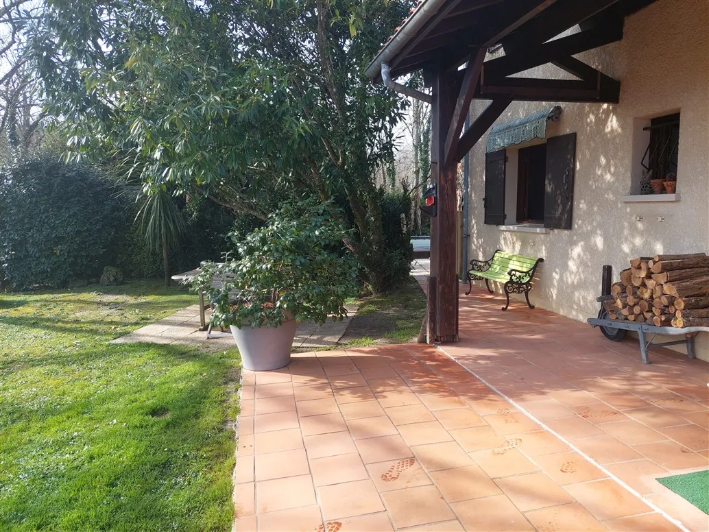 Maison à vendre de 135 m² avec piscine et terrain arboré à Budos, proche Illats 