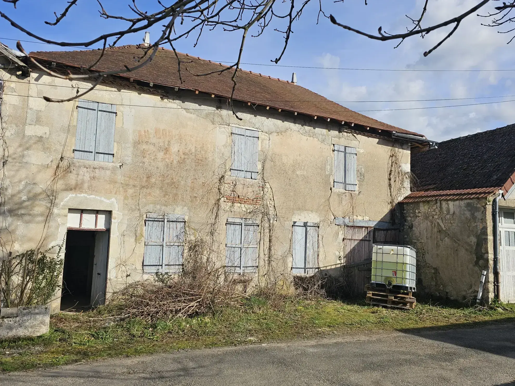 Maison à rénover de 200 m² à Vicq avec grands volumes et terrain à aménager 
