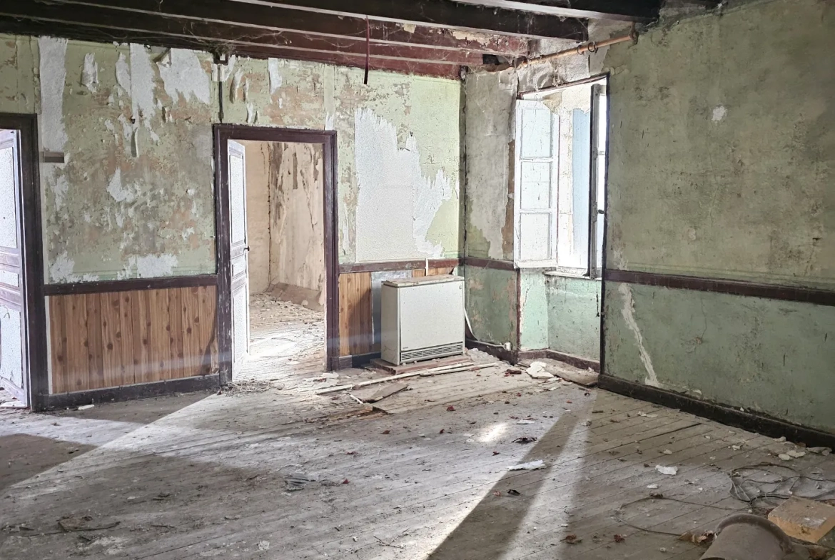 Maison à rénover de 200 m² à Vicq avec grands volumes et terrain à aménager 