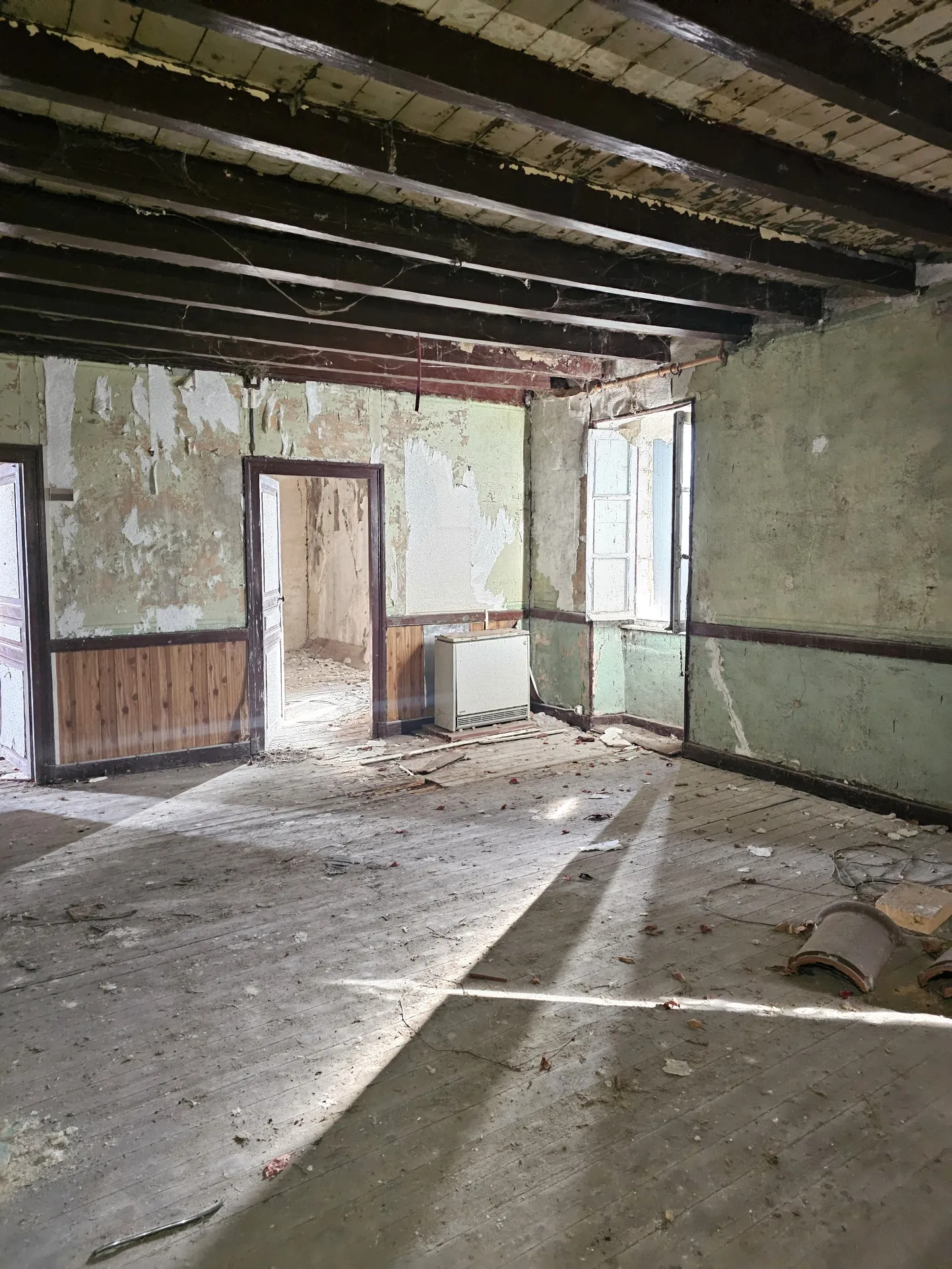 Maison à rénover de 200 m² à Vicq avec grands volumes et terrain à aménager 