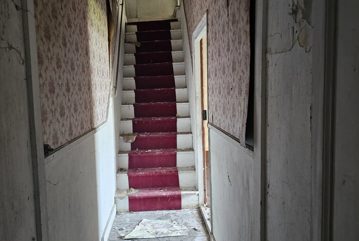 Maison à rénover de 200 m² à Vicq avec grands volumes et terrain à aménager 