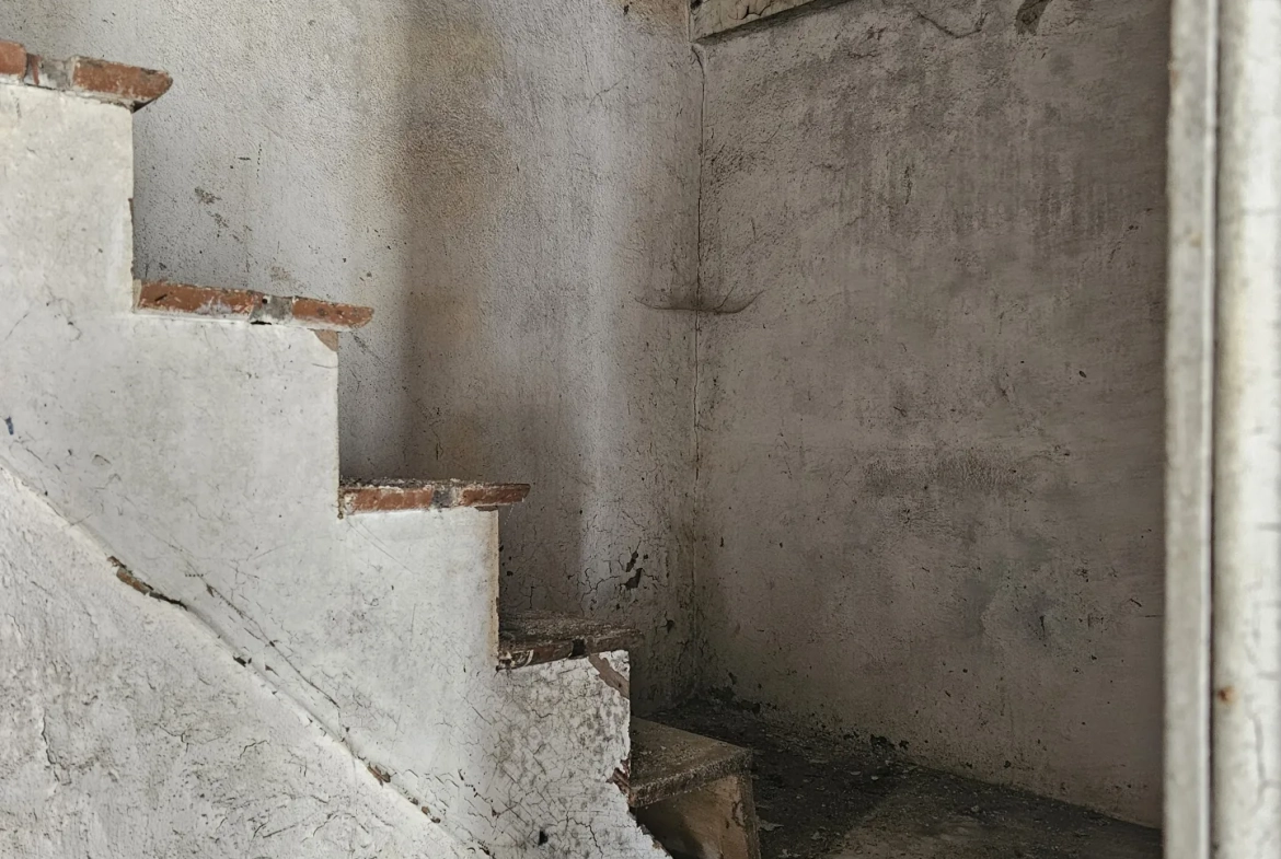 Maison à rénover de 200 m² à Vicq avec grands volumes et terrain à aménager 