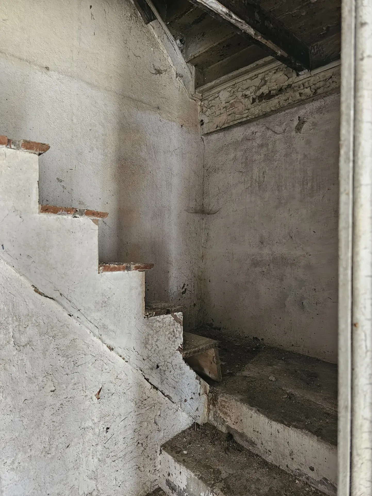 Maison à rénover de 200 m² à Vicq avec grands volumes et terrain à aménager 