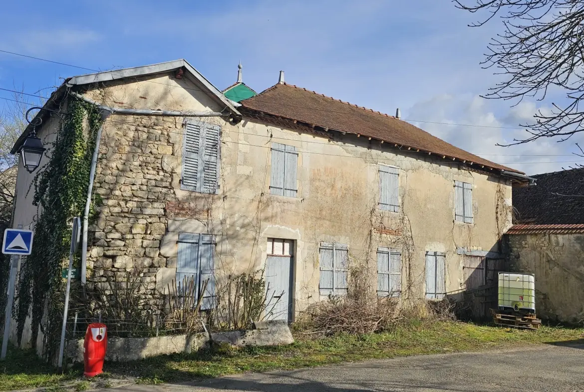 Maison à rénover de 200 m² à Vicq avec grands volumes et terrain à aménager 