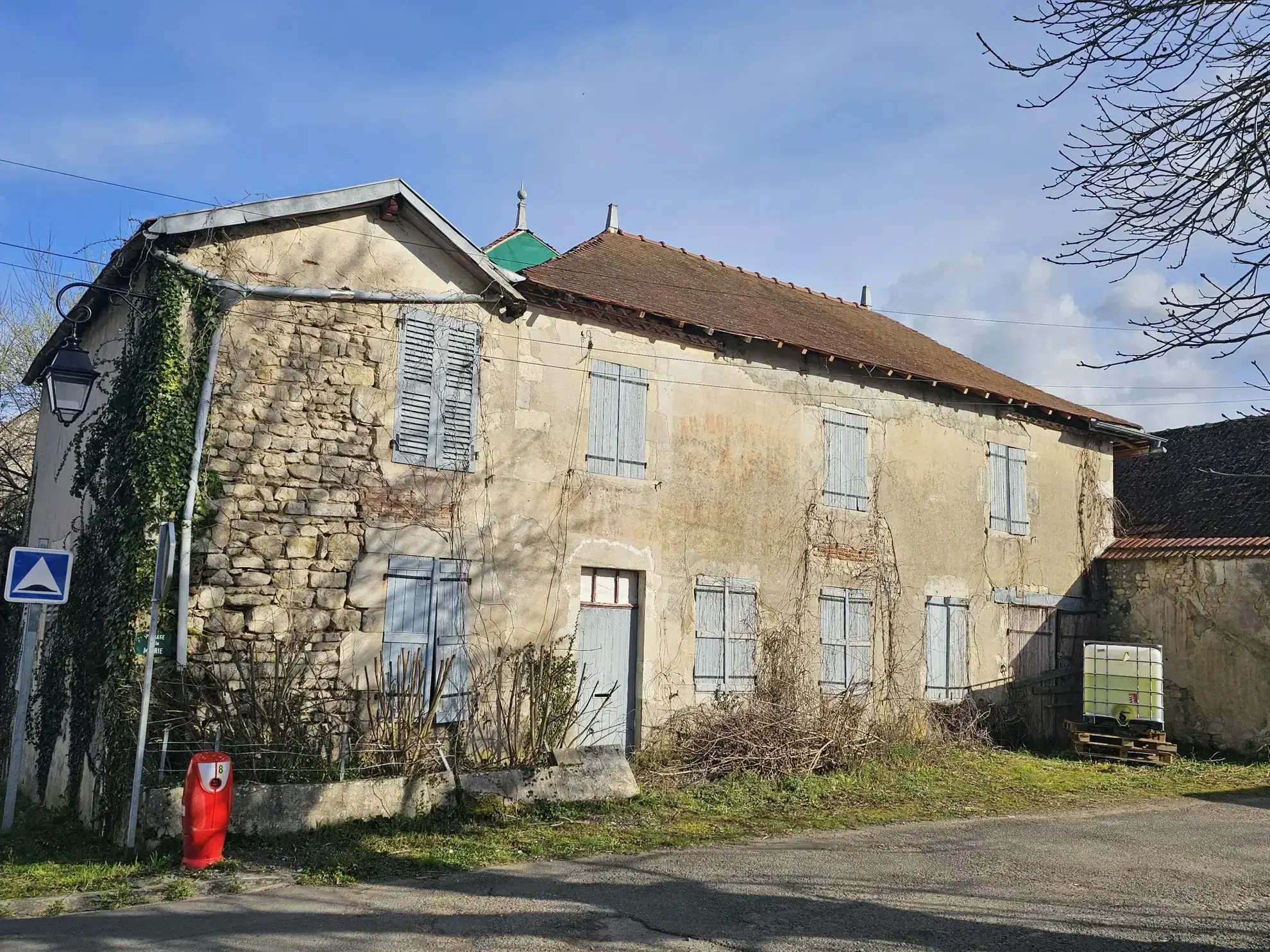 Maison à rénover de 200 m² à Vicq avec grands volumes et terrain à aménager 