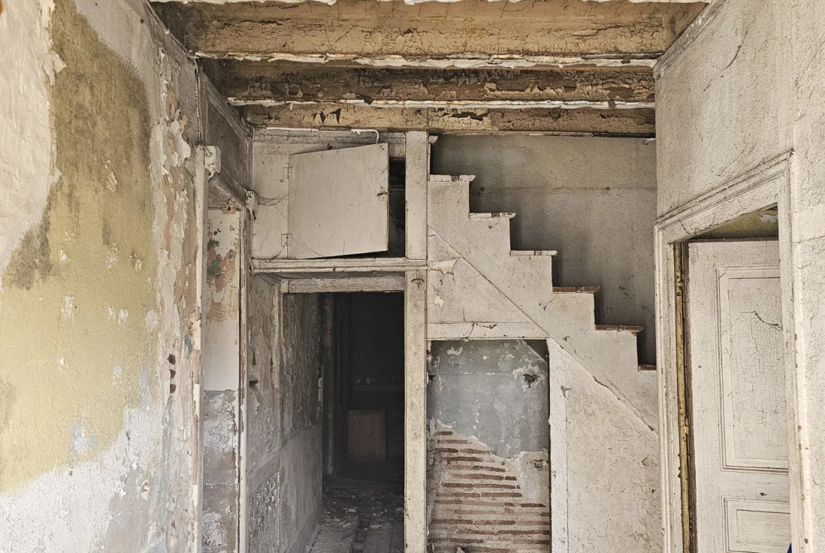 Maison à rénover de 200 m² à Vicq avec grands volumes et terrain à aménager 