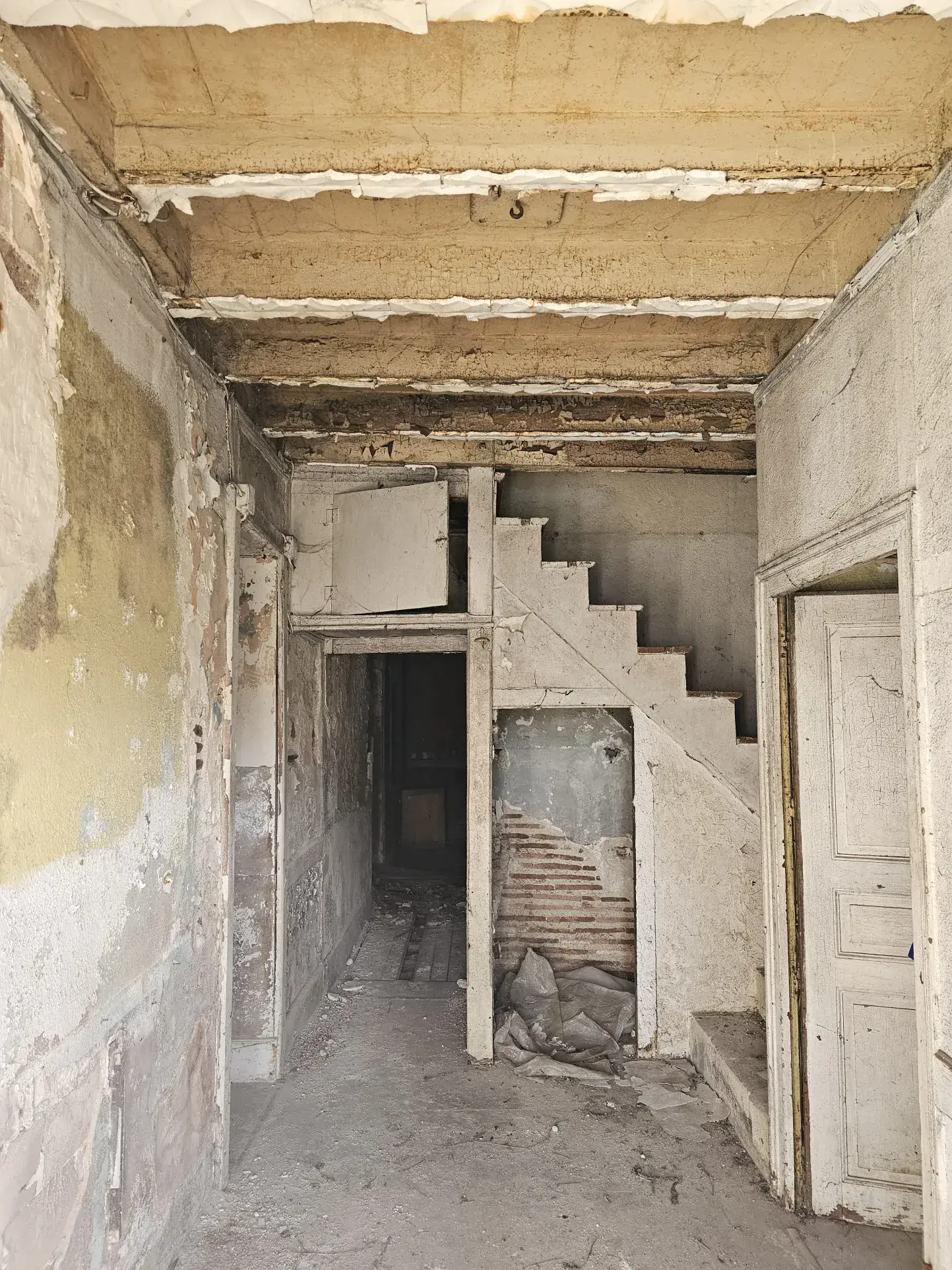 Maison à rénover de 200 m² à Vicq avec grands volumes et terrain à aménager 