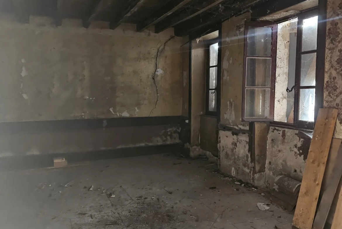 Maison à rénover de 200 m² à Vicq avec grands volumes et terrain à aménager 