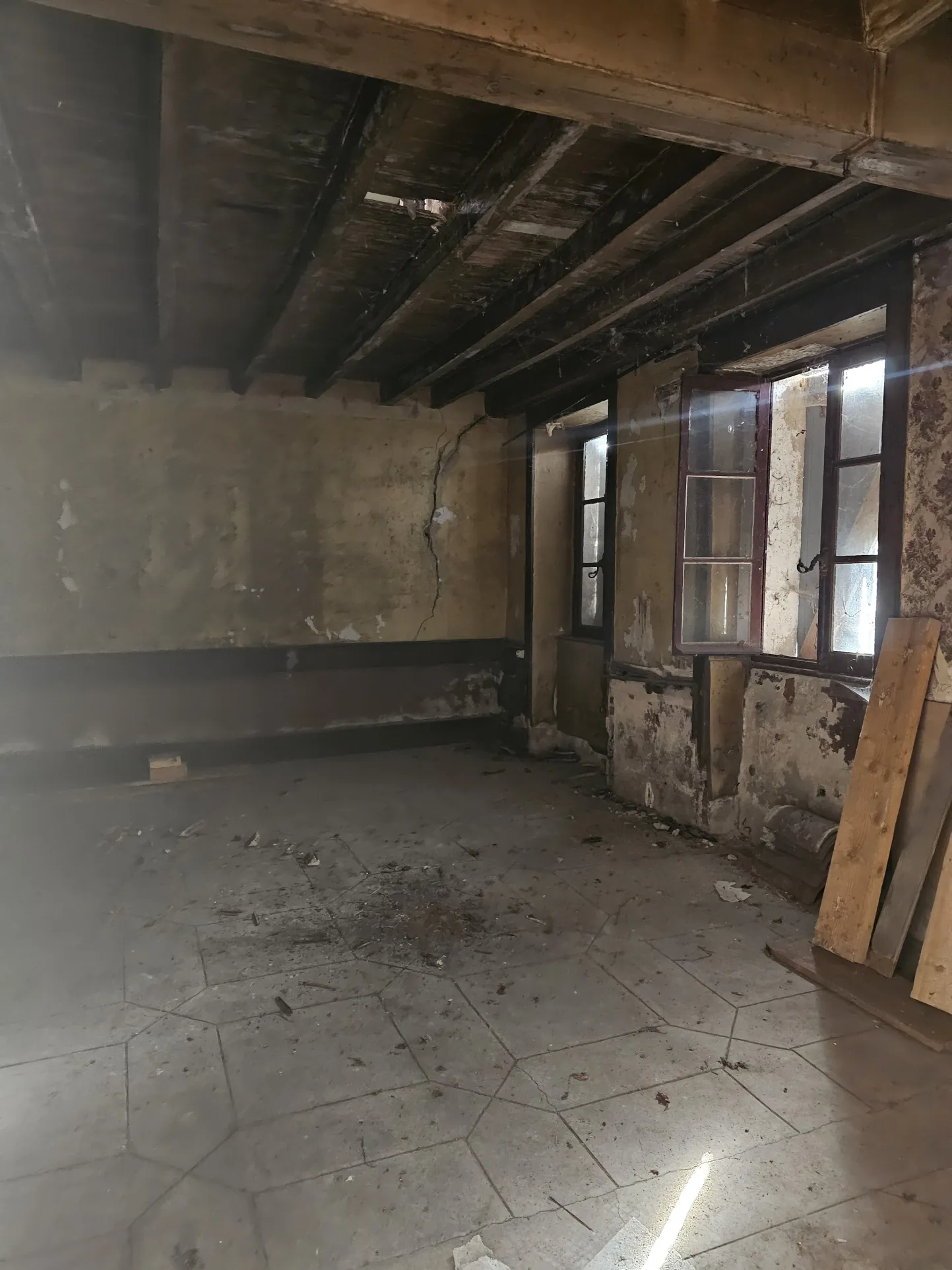 Maison à rénover de 200 m² à Vicq avec grands volumes et terrain à aménager 