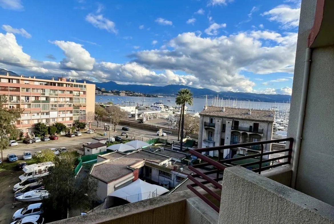 Appartement F2 rénové avec terrasse à Ajaccio - 46 m² 