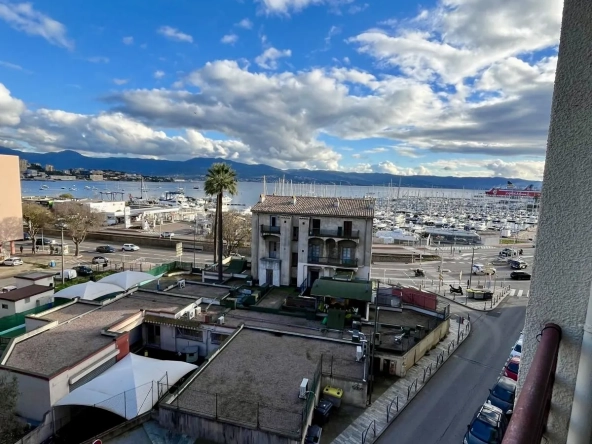 Appartement F2 rénové avec terrasse à Ajaccio - 46 m²