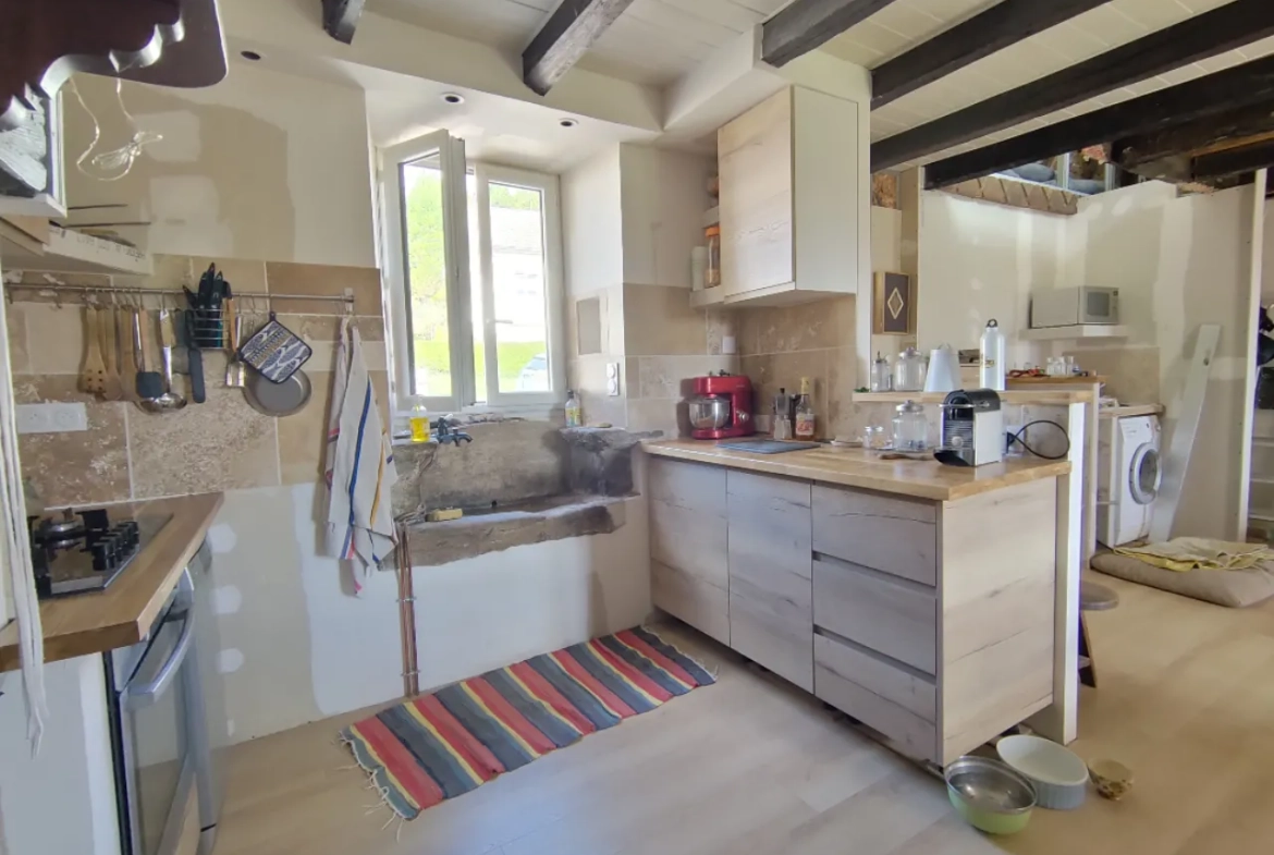 Maison rénovée avec terrain, étang et vue agréable à Sainte Fortunade 