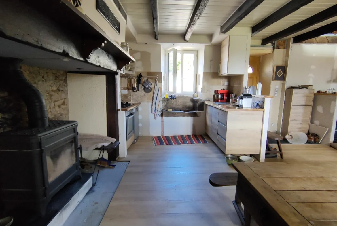 Maison rénovée avec terrain, étang et vue agréable à Sainte Fortunade 