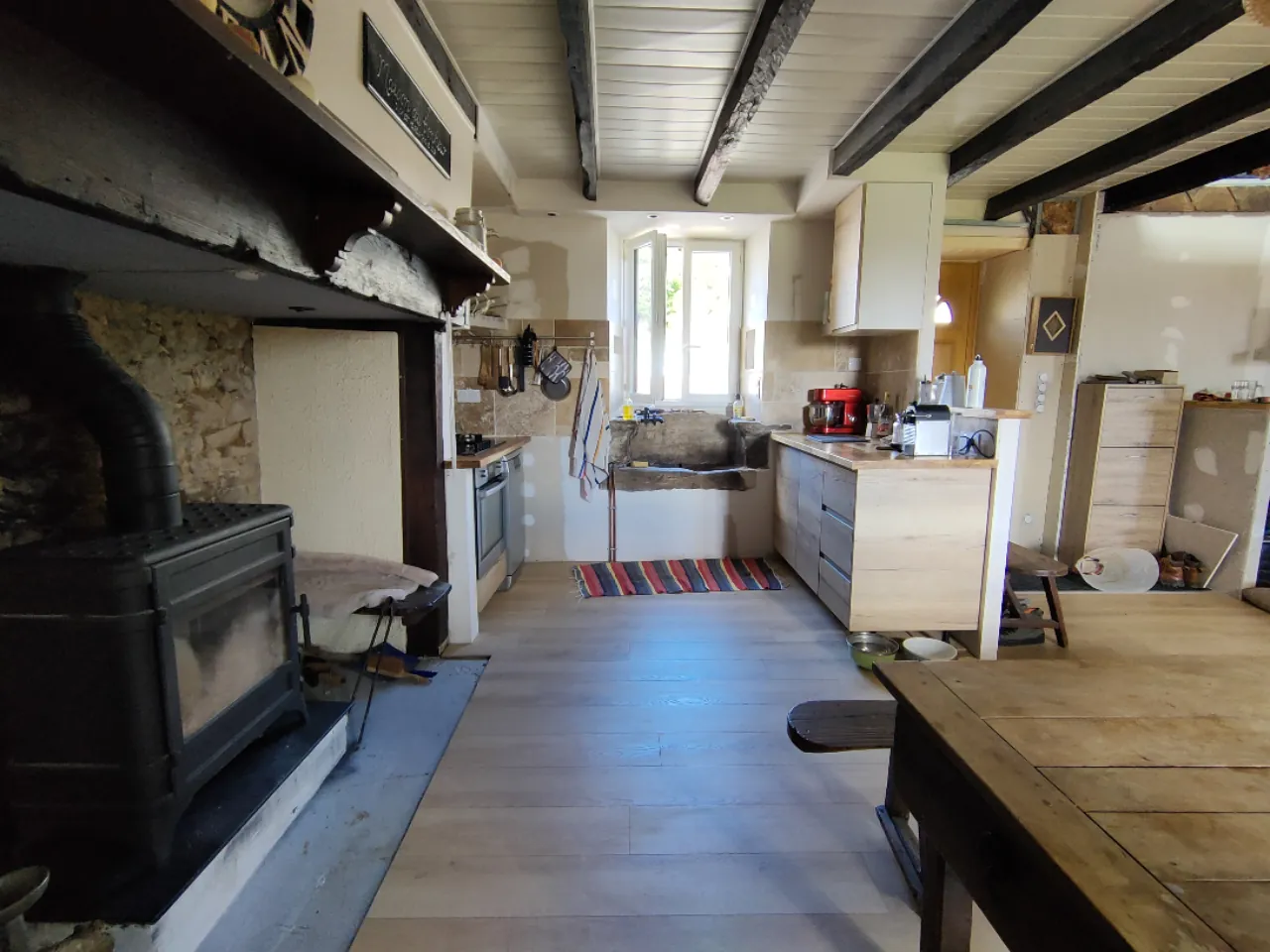 Maison rénovée avec terrain, étang et vue agréable à Sainte Fortunade 